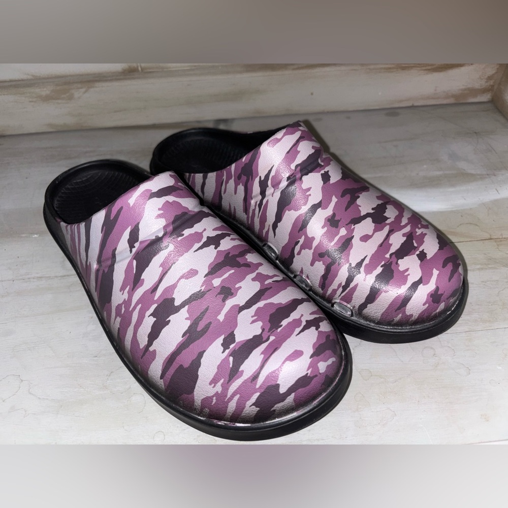 OOFOS Women's Camo Slip-On Shoes - Pink and Purple